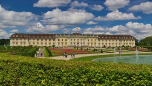 Das Blühende Barock Ludwigsburg mit dem Residenzschloss und den weitläufigen Gartenanlagen.