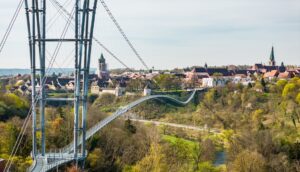 Zusehen ist die Hängebrücke NECKARLINE mit der Stadt Rottweil im Hintergrund - Bildnachweis: Ralf Graner Photodesign