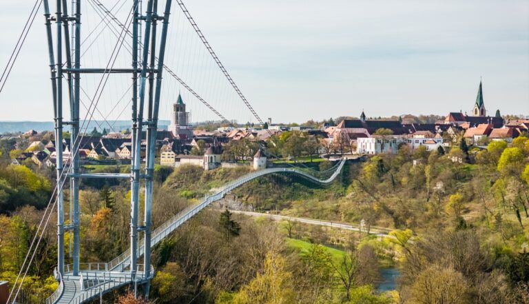 Zusehen ist die Hängebrücke NECKARLINE mit der Stadt Rottweil im Hintergrund - Bildnachweis: Ralf Graner Photodesign