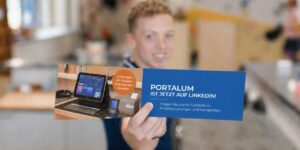 Ein Mann hält einen Portalum-Flyer in die Kamera. Auf dem Flyer ist ein Kassensystem abgebildet sowie der Hinweis „PORTALUM IST JETZT AUF LINKEDIN!“. Im Hintergrund ist ein unscharfer Innenraum zu sehen.