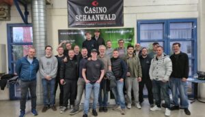 Gruppenfoto eines Teamevents in einer Kartbahn.