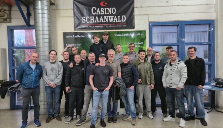 Gruppenfoto eines Teamevents in einer Kartbahn.