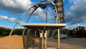 Mannshohe Drehsperre mit barrierefreiem Zugang an einem Aussichtsturm. Beim SkyLoop in Mardorf