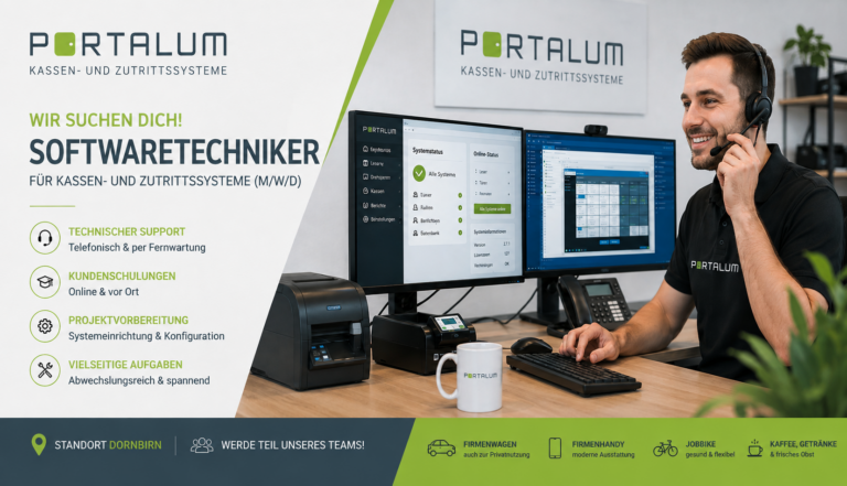 Ein Mitarbeiter mit Headset arbeitet an einem modernen Arbeitsplatz mit mehreren Bildschirmen und betreut Kunden im technischen Support für Kassen- und Zutrittssysteme.