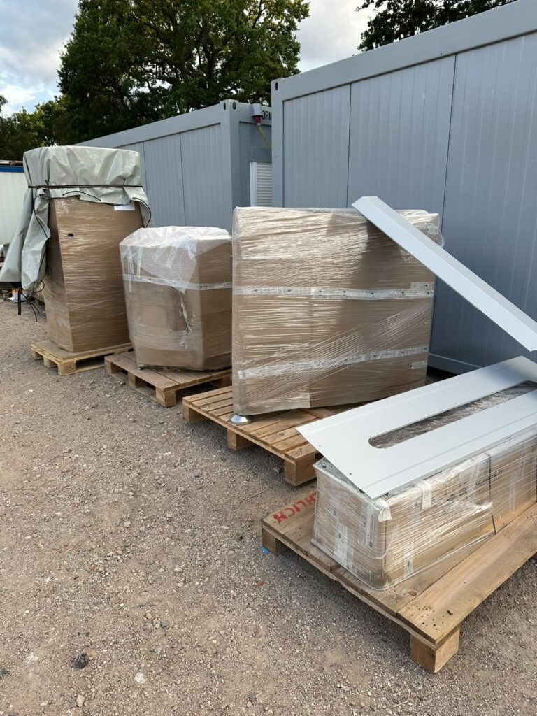 Verpackte Drehsperre und Automaten auf Paletten. 