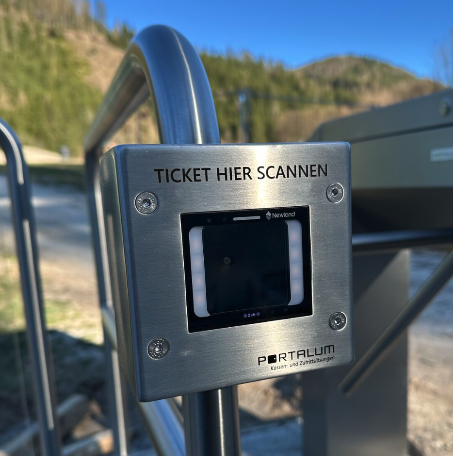 Portaccess an Drehkreuz montiert